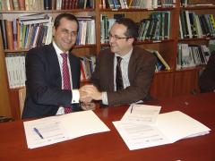 O director do Instituto de Estudos do Territorio, Manuel Borobio, na sinatura do convenio
