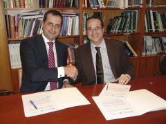 O director do Instituto de Estudos do Territorio, Manuel Borobio, na sinatura do convenio